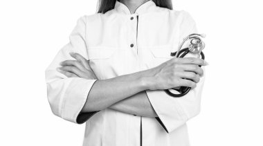 Tıp konsepti. Steteskop kontrolü. Steteskoplu beyaz önlüklü doktor. Tıp kliniğinde steteskoplu hemşire doktor. Stajyer doktorla birlikte hastanede profesyonel terapist. kırpılmış görünüm.