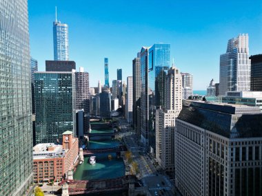 Chicago, ABD - 08 Ekim 2024: Cityscape. Chicago şehir merkezi, Chicago nehri manzarası. Gökdelen modern binalı şehir manzarası. Şehir merkezi mimarisi. ABD şehrinin gökdelen mimarisi.