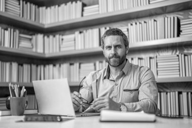 Dijital sınıf. Sınıfta öğretmenin online eğitimi. Öğretmenler günü. Öğretmen çevrimiçi eğitim sunuyor. Online okul eğitimi. Estonya 'da dersteydim. Web tabanlı eğitim.