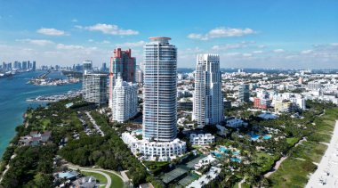 Florida Panoraması. Miami 'nin gökdelen mimarisi. Lüks bir tatil. Miami Güney Sahili manzara havası, ABD. Havadan Miami gökdeleni. Miami 'nin güney sahili. South Beach 'in şehir manzarası.