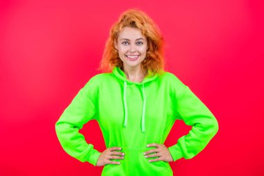 Moda mankeni kadın ya da moda kapüşonlu kız pembe üzerine izole edilmiş..