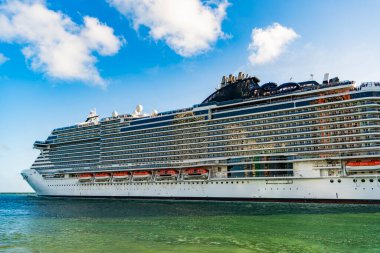 Lüks yolcu gemisi manzarası. Gemi Miami sahil limanından ayrılıyor. Lüks deniz tatili. Gemi seyahati. Yaz tatilinde Majestic yolcu gemisi. Gemi seyahati ve deniz seyahati. Seyahat ipuçları.