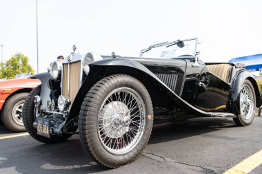 Chicago, Illinois, ABD - 08 Eylül 2024: MG TA spor yarış arabası 1938 üstü açılır araç, yan görüş. Retro spor araba. Üstü açık MG TA araba. Chicago 'da MG TA