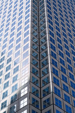 Bina arka planı. Cam bina penceresi. Mimari detay. Mimarinin arka planı. Modern cam arka plan. Cam ön plan. Mimari tasarım. Ön cephe mimarisi inşa ediliyor.