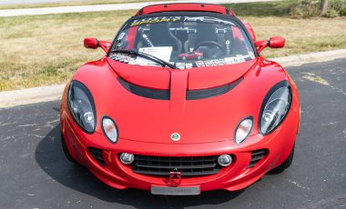 Chicago, Illinois, ABD - 08 Eylül 2024: 2005 Lotus Elise spor arabası, ön görüş. Üstü açık kırmızı spor araba. Modern Lotus Elise arabası. Lotus Elise Chicago 'da