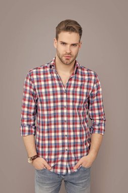 Kafkasyalı stil adamı sakallı. Gri arka planda kareli gömlekli şık bir adam izole edilmiş. Şık, rahat gömlekli bir adam. Tarz sahibi adamın stüdyo fotoğrafı..