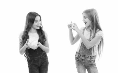 Peynir. Akıllı telefon kamerasıyla fotoğraf çeken sevimli çocuklar. Küçük fotoğrafçının elinde hediye kutusu olan bir arkadaşıyla fotoğraf çekimi var. Küçük çocuk doğum günü kızının fotoğrafını çekiyor..