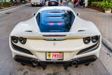 Miami Beach, Florida USA - 9 Haziran 2024 Ferrari 488 GTB Miami plajında. Beyaz Ferrari 488 GTB özel Ferrari araba modelidir
