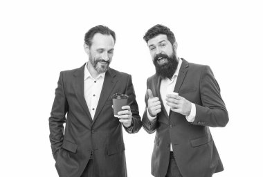 Biraz ara ver. Sakallı adamlar kahve içer. Kahve molasının tadını çıkarıyorum. İş adamı teneffüste rahatlar. Mesai saatinde dinlenme molası. Dinlenme ve rahatlama.