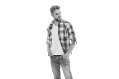 Arka planda şık bir milenyum erkeği. Stüdyoda milenyum adamı. Kareli gömlek giyen bin yıllık bir adamın fotoğrafı. Bin yıllık insan beyazlar içinde izole edilmiş..