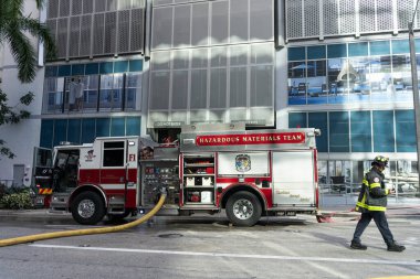 Miami, Florida, ABD - 01 Aralık 2024 Tehlikeli Maddeler Ekibi. Miami İtfaiyesi. Dışarısı hortumlu itfaiye aracı. İtfaiyeci tehlikeli madde ekibi itfaiye aracından çıktı..
