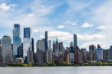 New York şehir mimarisi. New York şehri metropolü. ABD 'de New York' ta. New York sokaklarında. Aşağı Manhattan silueti. New Jersey 'den New York. Manhattan şehir merkezi..