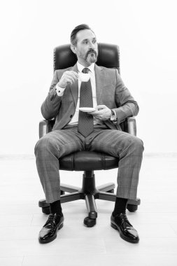 İş liderliği ve başarı. İş adamı lideri ofis koltuğunda oturur. Satıcının iş başarısı. Profesyonel lider CEO. Ofis koltuğundaki iş adamı. Takım elbiseli adam liderliği temsil ediyor..