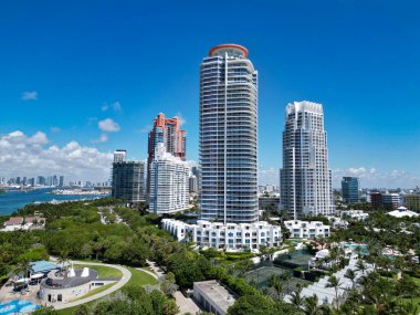 Manzaralı. Miami Güney Sahili hava manzarası. Miami gökdeleninde hava durumu. Miami 'nin güney sahili. South Beach 'teki şehir manzarası. Florida Panoraması. Miami 'nin gökdelen mimarisi.