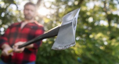 Balta, odun kesen adam. Odun kesiyorum. Keskin bıçak. Vahşilik ve erkeklik. Baltalı oduncu seçici odaklı. Acımasız oduncu. Keskin bıçaklı tahta kesici. Baltalı ormancı..