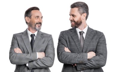 Beyaz arka planda izole edilmiş mutlu iki iş adamının liderliği. İş adamları liderlik konsepti. Stüdyodaki iki iş adamının liderliği. İş adamlarının imajı takım elbise giyer.