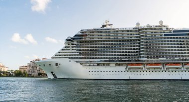 Gemi Miami sahil limanından ayrılıyor. Gemi seyahati. Tatildeki yolcu gemisinin manzarası. Gemi seyahati ve deniz seyahati. Büyük yolcu gemisi..