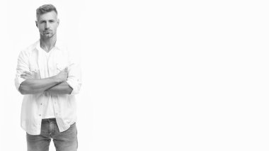 Grizzled Man gelişigüzel stil, kopyalama alanı. Grizled Man 'in stüdyo çekimi. Beyaz arka planda soyutlanmış olgun, kır saçlı bir adam. Beyaz gömlekli, kır saçlı adam..