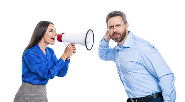 деловая женщина кричит на сотрудника в громкоговорителе изолированы на белом имеющие конфликт с партнером о повышении.