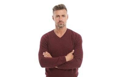 Erkek giyim bölümündeki kendine güvenen yakışıklı adamın portresi. Şık erkek giyim tarzı. Beyaz, olgun bir adam. Beyaz tişörtlü adam. Saçları olan yakışıklı, olgun bir adam. Şık bir erkek. Erkekler gündelik tarzda.