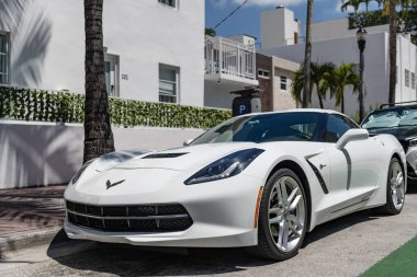 Miami Beach, Florida USA - 9 Haziran 2024: Chevy Corvette Stingray C7 Miami Beach 'te. Beyaz Chevy Corvette