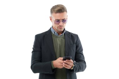 Telefondaki mesajlaşan adam beyazdan izole edilmiş. İş mesajlaşması. Modern mobil iş iletişimi. İş adamı telefonda mesajlaşıyor. Telefonla konuşan bir adam. Telefon kullanımı.