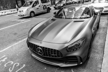 New York City, ABD - 09 Ağustos 2023: Mercedes Benz AMG GT 2018 spor araba, ön manzara.