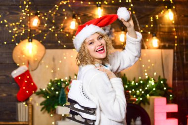 Saf mükemmellik. Neşeli kadın paten yapmaya hazır. Xmas havası. Artistik patinajcı. Patenli kız Noel Baba şapkası. Kış sporu ve aktivitesi. Mutlu yıllar. Kış tatili.