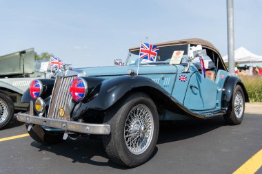 Chicago, Illinois, ABD - 08 Eylül 2024: MG spor araba üstü açılabilir, köşe manzaralı. Retro mavi spor araba. Üstü açık MG TF araba. Chicago 'da MG TF