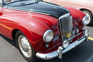 Chicago, Illinois, ABD - 08 Eylül, 2024: 1951 Sunbeam Talbot Alpine 90 üstü açılabilir spor araba, köşe manzaralı. Retro spor araba. Üstü açık Sunbeam Talbot Alp 90. T Güneş Işını Talbot