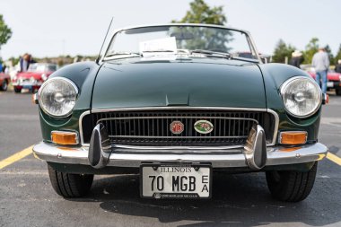Chicago, Illinois, ABD - 08 Eylül 2024: MG MGB 1971 - 1973 üstü açık spor araba, ön görüş. Retro yeşil spor araba. Üstü açık MG MGB arabası. Chicago 'da MG MGB