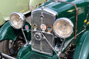 Chicago, Illinois, ABD - 08 Eylül 2024: Wolseley Hornet Roadster iki koltuklu spor üstü açık spor araba, köşe manzaralı. Retro spor araba yeşil renk. Üstü açık Wolseley Hornet Roadster arabası.