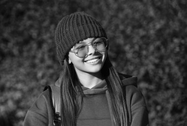 Sonbahar ders çalışma zamanıdır. Bilgi ve eğitim. Okul eğitimi. Okula dönüyorum. Okul çantası taşıyan sonbahar kızı. Ergenlik için eğitim. Sonbahar parkındaki genç kız. Mutlu yüz..