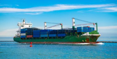 Miami 'de konteynırlı bir kargo gemisi. Nakliye konteynırı Miami 'deki kargo gemisine yüklendi. Hava görüntülü kargo gemisi limana giriyor. Konteyner gemisi.