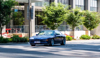 Seattle, WA, ABD - 29 Temmuz 2024: BMW 850i Alpina blue ve V12 ve 6-Speed. BMW, lüks araç ve motosiklet üreticisi bir Alman çokuluslu üreticisi. BMW prestijli bir arabadır.