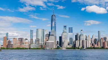 Manhattan güzel silueti, New York, Birleşik Devletler. New York City, Manhattan Skyline ile Hudson Nehri üzerinde, New York City, ABD New York şehrinin Manhattan şehir merkezindeki ufuk çizgisi