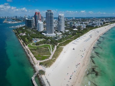Miami Güney Sahili hava manzarası. Miami marinası, Florida 'daki Skyline hava sahası. Miami 'nin güney sahili. Güney Sahili, ABD 'de liman manzarası. Skyline panorama. Deniz plajı.