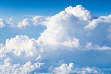 Gökyüzünde bulutlar olan mavi gökyüzü. Bulutlu güzel mavi gökyüzü arkaplanı. Doğal ve bulutlu taze mavi gökyüzü arkaplanı. Mavi gökyüzünde beyaz kabarık bulutlar