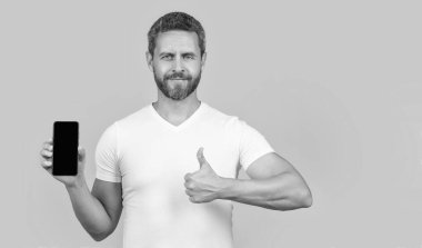 Romantik zamanlarda smokinli şık bir adam. Romantik hediyeli bir adam. Yetenekli yakışıklı romantik adam..