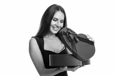 Gülümseyen sevgililer günü kadını beyaza izole edilmiş bir hediyeyle. Stüdyoda sevgililer günü hediyesi olan bir kadın. Arkaplanda hediye olan sevgililer günü kadını. Sevgililer Günü 'nde hediye kutusu olan bir kadının fotoğrafı..