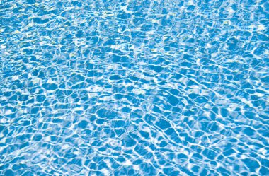 Yaz tatilinde yüzme havuzu suyunun turkuaz renk arkaplanı.