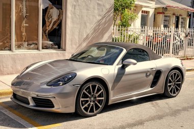 Miami Beach, Florida USA - 14 Nisan 2021: Gümüş Porsche 718 Boxster, köşe manzaralı. Lüks üstü açık araba..