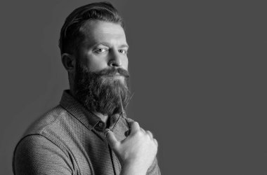 Berber makasıyla kuaförlük, fotokopi alanı. Kuaför stüdyosunda berber. Berber adam kuaförlük için makas tutuyor. Kuaförlük konsepti. Berber kuaförlüğü gri renkte izole edilmiş..