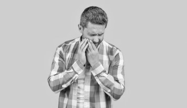 Ceketli olgun bir adamın yüzü. Olgun adamın stüdyo fotoğrafı. Yakışıklı, olgun bir adam. Olgun adamın beyaz arka planda izole edilmiş harika bir tarzı var..