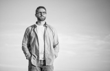 Romantik selamlaşma. Benim sevgilim ol. Sevgililer günü partisi. Ben de seni seviyorum. Dekoratif kalbi olan şehvetli bir kız. Aşk ve romantizm. Sevgililer Günü satışları. Cazibeli elbiseli seksi kadın. Gitmesine asla izin vermeyecek..