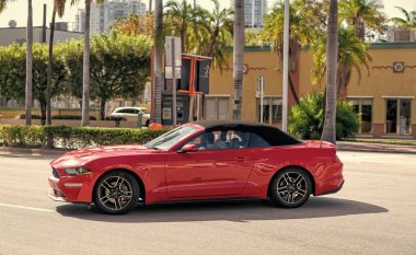 Miami Beach, Florida USA - 14 Nisan 2021: Kırmızı Ford Mustang üstü açık araba, yan görüş.
