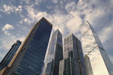 Bakış açısı. Gökdelen mimarisi. Camsı yüzlü bir gökdelen. Modern şehir perspektifi. Metropolis City 'deki gökdelen. Şehir merkezinde gökdelen manzaralı. Cam cephe.