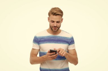 Erkek blogcu akıllı telefon kullanıyor. İnternette ve blogda sörf yapmak. Sohbet ve mesajlaşma. Millennial Man çevrimiçi sohbet. Adam telefonda blog yazıyor. Modern sohbet iletişimi. Sohbet odası..