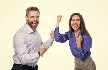 İş başarısı kutlaması ve eğlence. Başarılı bir iş anlaşmasından sonra şirket partisi. Başarılı iş adamları beyazlarla yapılan anlaşmayı kutluyor. İş adamları eğleniyor. İyi takım çalışması..
