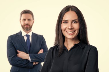 Finansal açıdan başarılı bir anlaşma. Takım elbiseli iş adamları. İş başarısı beyazda izole edildi. Başarılı bir ortaklık. İş ekibi başarısı. İş adamlarının başarısı için reklam. seçici odak.